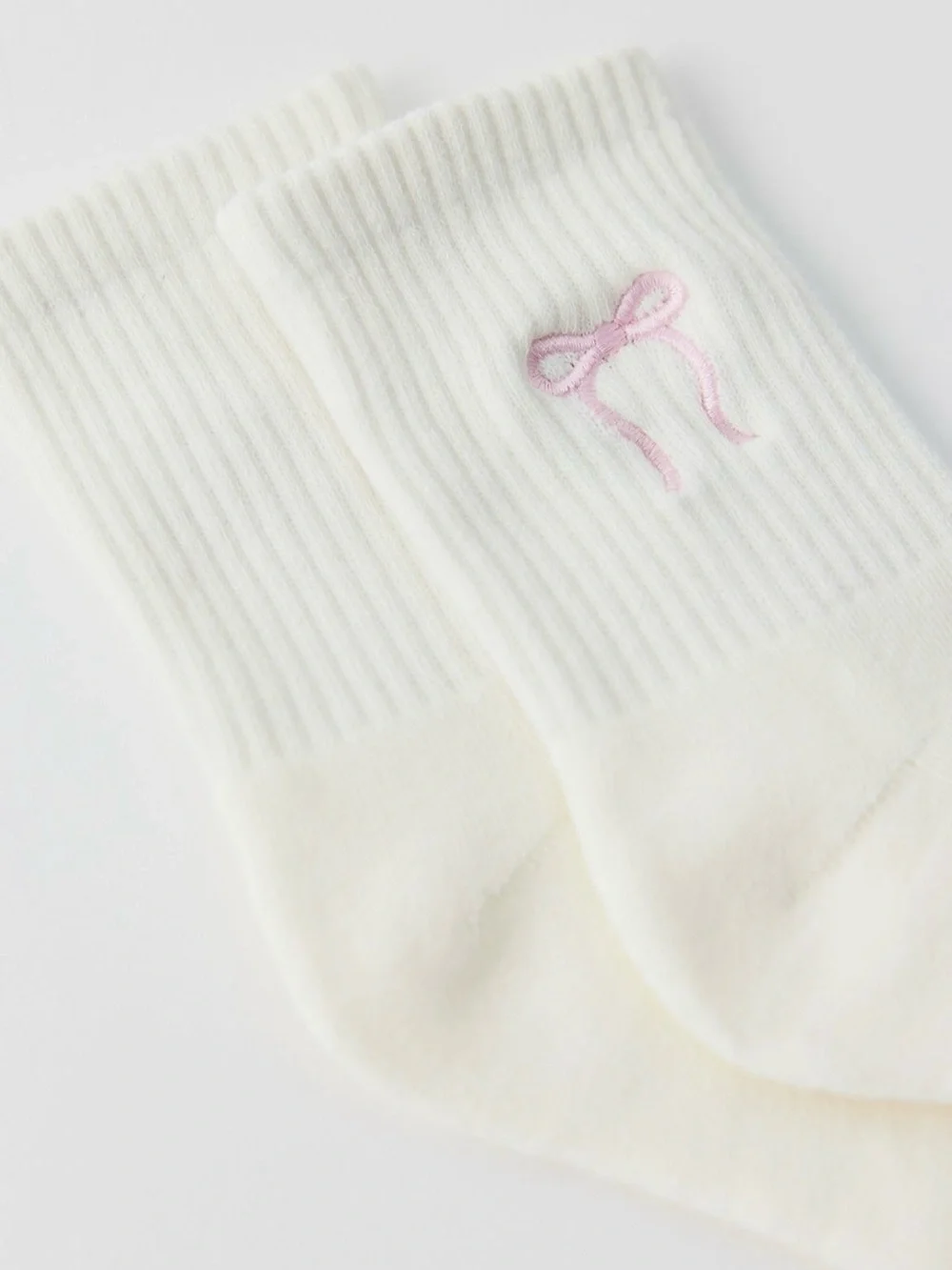 UO White + Pink Bow Icon Embroidered Ribbed Quarter Crew Socks